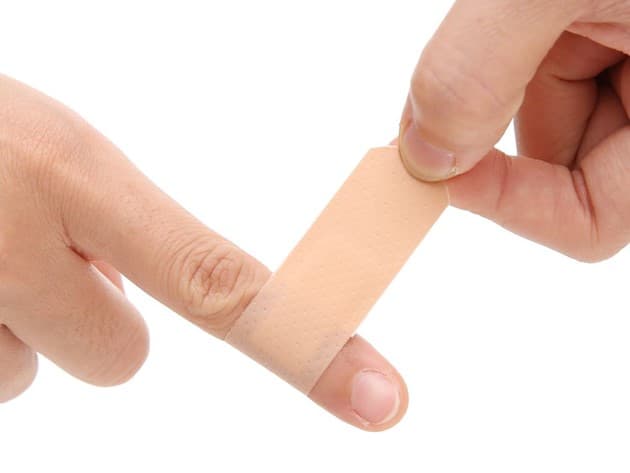 Ảnh minh họa bài viết Hướng Dẫn Cách gỡ băng keo cá nhân không đau, an toàn